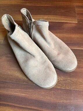 KOOLABURRA by Uggs Tan Suede Ankle Bootie Size 9